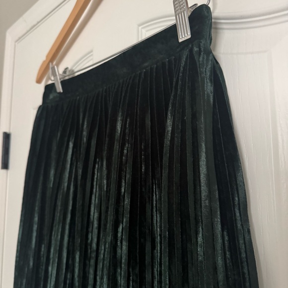 Zara pleated midi skirt in dark green velvet size M - Picture 4 of 10